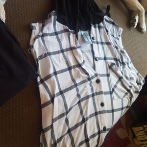 Sleeveless hooded shirt